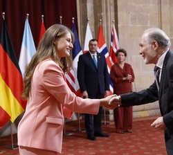 Su Alteza Real la Princesa de Asturias entrega la insignia de la Fundación a Timothy Garton Ash, Premio Princesa de Asutrias de Ciencias Sociales