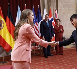 Su Alteza Real la Princesa de Asturias entrega la insignia de la Fundación a Kenichi Yoda, presidente de los Studios Ghibliio Ghibli,
