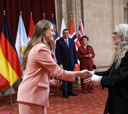 Su Alteza Real la Princesa de Asturias entrega la insignia de la Fundación a Patti Smith, premio Princesa de Asturias de las Artes