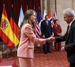 Su Alteza Real la Princesa de Asturias entrega la insignia de la Fundación a David Klenerman, premio Princesa de Asturias de Investigación Científica 