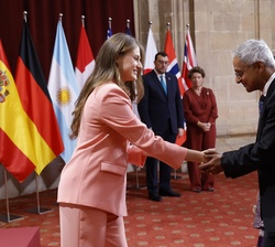 Su Alteza Real la Princesa de Asturias entrega la insignia de la Fundación a Shankar Balasubramanian, premio Princesa de Asturias de Investigación Cie