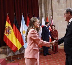 Su Alteza Real la Princesa de Asturias entrega la insignia de la Fundación a Pasacal Mayer, premio Princesa de Asturias de Investigación Científica y 