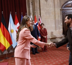 Su Alteza Real la Princesa de Asturias entrega la insignia de la Fundación a Leo Messi, premio Princesa de Asturias de los Deportes