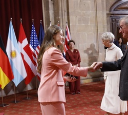 Su Alteza Real la Princesa de Asturias entrega la insignia de la Fundación a Julian Barnes, premio Princesa de Asturias de las Letras