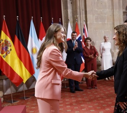Su Alteza Real la Princesa de Asturias entrega la insignia de la Fundación a Cristina Koch, premio Princesa de Asturias de la Concordia