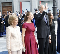 SS.MM. los Reyes, SS.AA.RR. la Princesa de Asturias y la Infanta Doña Sofía y Su Majestad la Reina Doña Sofía a su llegada al Teatro Campoamor