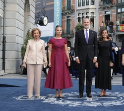 SS.MM. los Reyes junto a SS.AA.RR. la Princesa de Asturias y la Infanta Doña Sofía y Su Majestad la Reina Doña Sofía a su llegada al Teatro Campoamor