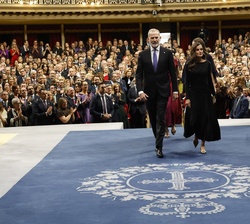 Sus Majestades los Reyes y SS.AA.RR. la Princesa de Asturias y la Infanta Doña Sofía se dirigen a ocupar su lugar para la ceremonia de entrega de los 
