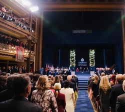 Vista general del Teatro Campoamor durante la interpretación del Himno Nacional