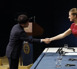 Su Alteza Real la Princesa de Asturias hace entrega del Premios Princesa de Asturias de Comunicación y Humanidades a Kenichi Yoda, presidente de Studi