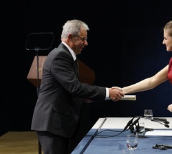 Su Alteza Real la Princesa de Asturias hace entrega del Premios Princesa de Asturias de Investigación Científica y Técnica a David Klenerman