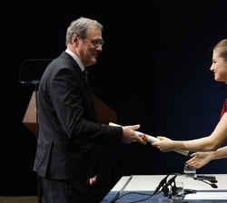 Su Alteza Real la Princesa de Asturias hace entrega del Premios Princesa de Asturias de Investigación Científica y Técnica a Pascal Mayer