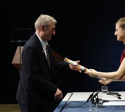 Su Alteza Real la Princesa de Asturias hace entrega del Premios Princesa de Asturias de las Letras a Julian Barnes