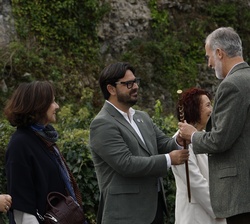 Su Majestad el Rey recibe el bastón de mando de mano del alcalde de Llanes, Enrique Riestra