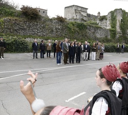 Sus Majestades los Reyes y Sus Altezas Reales la Princesa de Asturias y la Infanta Doña Sofía son recibido al sonido de la banda de gaitas "Llací