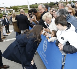 Doña Letizia conversa con una niña que esperaba su visita