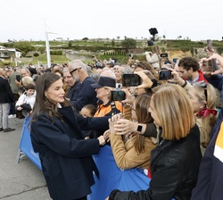 Doña Letizia recibe el saludo de los ciudadanos