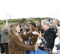 Su Majestad el Rey y Su Alteza Real la Infanta Doña Sofía recibe el cariño de los vecinos