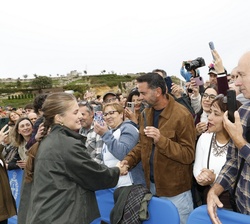 Doña Leonor recibe el saludo de los vecinos y vecinas de Llanes