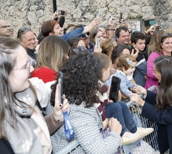 Su Majestad la Reina junto a una niña durante el saludo al público presente
