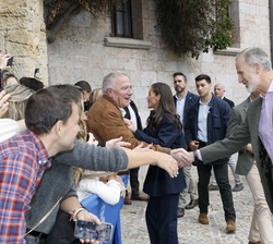 Su Majestad el Rey durante el saludo al público presente
