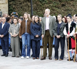 Sus Majestades los Reyes y Sus Altezas Reales la Princesa de Asturias y la Infanta Doña Sofía junto a autoridades y los presidentes de los bandos