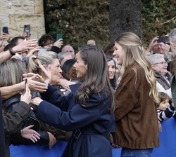 Sus Majestades los Reyes y Sus Altezas Reales la Princesa de Asturias y la Infanta Doña Sofía reciben el saludo de los presentes