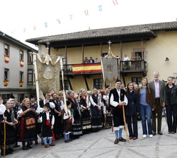 Sus Majestades los Reyes y Sus Altezas Reales la Princesa de Asturias y la Infanta Doña Sofìa junto a los bandos que acaban de representar la danza fo