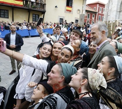 Miembros de los bandos aprovechan la ocasión para hacerse una foto con Su Majestad el Rey