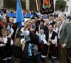 Don Felipe junto a un grupo con trajes típicos