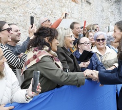 El público está volcado con la llegada de Sus Majestades los Reyes y Sus Altezas Reales
