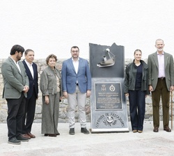 Sus Majestades los Reyes y Sus Altezas Reales la Princesa de Asturias y la Infanta Doña Sofía junto a la placa conmemorativa de la entrega de Premio a