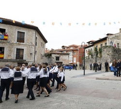 Sus Majestades los Reyes y Sus Altezas Reales la Princesa de Asturias y la Infanta Doña Sofía durante la representación de la Danza Marinera