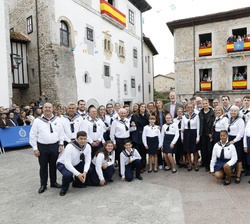 Doñ Felipe, Doña Letizia, Doña Leornor y Doña Sofía junto al grupo de persona que realizaron la Danza Marinera