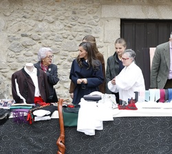 Sus Majestades los Reyes y Sus Altezas Reales la Princesa de Asturias y la Infanta Doña Sofía visitan la exposición y elaboración artesanal de los tra