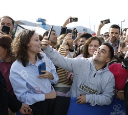 El público aprocha la ocasión para hacerse fotos con Su Alteza Real la Princesa de Asturias