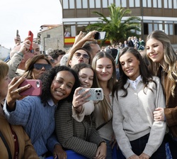 Doña Letizia y Doña Sofía junto a un grupo de jóvenes durante su visita