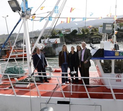 Don Felipe, Doña Letizia, Doña Leonor y Doña Sofía en el pesquero "Nuevo Sandra María", propiedad del Patrón Mayor