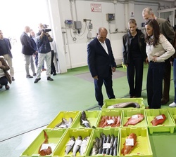 Los Reyes junto a sus hijas visitan la lonja