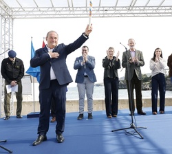 El Patrón Mayor, Ángel Batalla, tras haber recibido el galardon del Premio al "Pueblo Ejemplar de Asturias 2026"