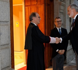 S.M. el Rey recibe el saludo del presidente de la Real Academia de Jurisprudencia y Legislación, Luis Cazorla