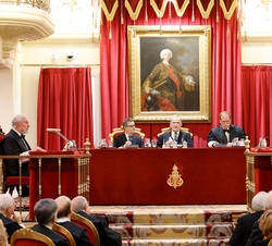Don Felipe ocupa su lugar en la mesa presidencial de la Real Academia de Jurisprudencia y Legislación