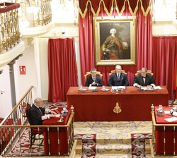 Su Majestad el Rey en la mesa presidencial durante el acto de apertura del Curso Académico de las Reales Academias