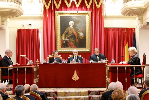 Don Felipe ocupa su lugar en la mesa presidencial de la Real Academia de Jurisprudencia y Legislación