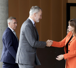 Su Majestad el Rey recibe el saludo de la delegada del Gobierno en la Comunidad Autónoma del País Vasco, María Soledad Garmendia