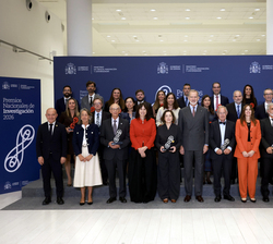 Fotografía de grupo de Su Majestad el Rey con los premiados