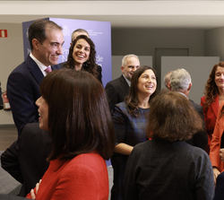 Su Majestad el Rey conversó con varios premiados al término de la entrega