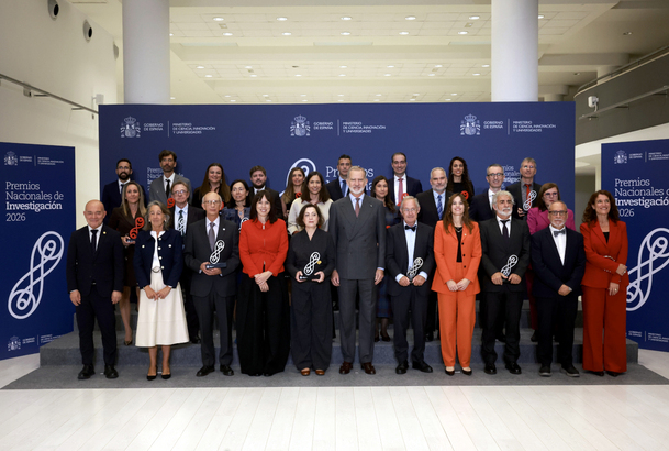 Fotografía de grupo de Su Majestad el Rey con los premiados