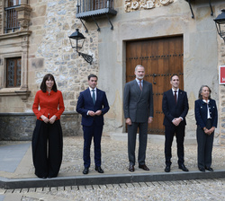 Don Felipe junto a las autoridades asistentes y el presidente de la Corporación Mondragon frente a la sede en Otalora