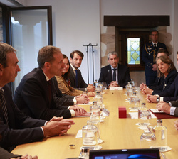 Momento de la reunión de Don Felipe con los directivos de la Corporación Mondragon y autoridades asistentes